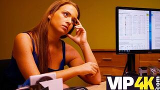 A szigorú hitelező megdugja a ellenállhatatlan milf-et adósság miatt