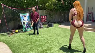 Hatalmas fenekű vörös milf anyuka játszik a lépfia gigászi fehér faszával