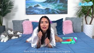 Aranyos csoki hajú fiatal lány tölti tele a pináját több játékkal