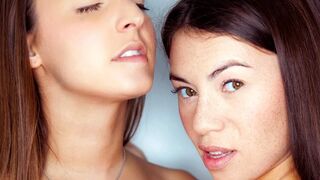 Amirah Adara és Tiffany Doll forró lezbi ölelései