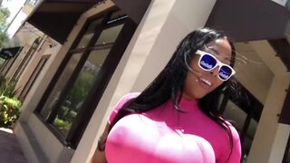 Moriah Mills átlátszó csipkében olajozza meg orbitális seggét