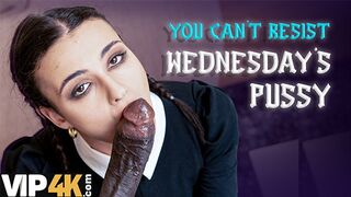 Lispy wednesday dugta a nevelő apa gigantikus faszát mint egy igazi kutyaként