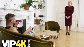 Szöszi szépkorú orosz szépség csábítja a tini lurkót harisnyában