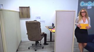 Gigantikus valagú milf háromszereplős hancúrozása a forró párbaj felett