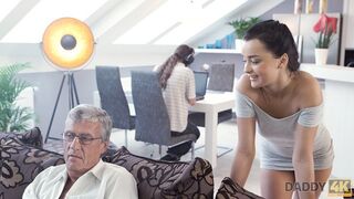 Szürke hajú szemüveges öregember megdugja a tetszetős tinit