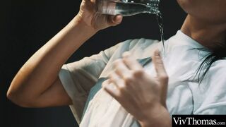 Varázslatos fekete bőrű hajúak forrósan olajozzák be egymást és 69-eznek