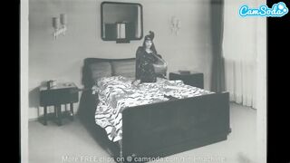 Forró fiatal kisasszony szőreivel játszik termetes műfaszokkal webcam előtt