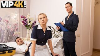 Szobaszolgálat csavarral egy forró vén szőkével