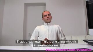 Szenvedélyes milf ügynök teszteli a durva manust