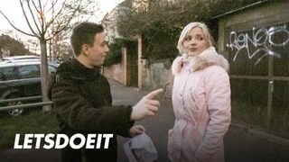 Kinky turista Zazie Skymm csábítja a studot erőszakos dugásra az irodájában