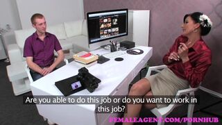 Bombázó milf ügynök beavassa a tinédzser studot a bujálkodás titkaiba