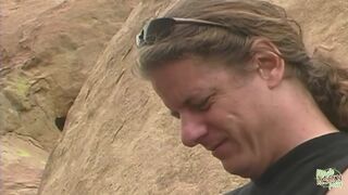 Kint a szabadban a vad ázsiai leányzó fehér rúdat szívat magára