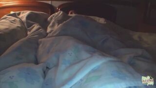 Kitetovált ázsiai csajszi csókolózik, miközben a kurvája szívja ki a fazsát