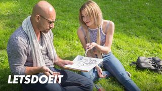 Olivia Devine óriási popóját szétdugva külföldön egy kopasz faszos krapek által