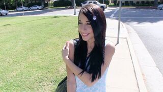 Fiatal repedtsarkú Mia Hurley megmutatja kolosszális ciciét és pénzért megdugja a csávót