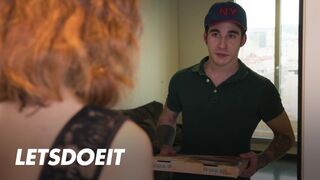 Megcsaló nuni Arian Joy először a barátját baszogatja, aztán a kézbesítő hapsi megdugja jól