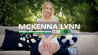 Mckenna Lynn legelső pornója: világos szőke kisasszony vad faszas kalandja