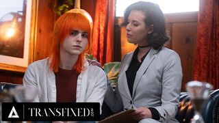 Jean Hollywood transzvesztita faszával dúdolja fel Casey Calvert lesbi terapeutát