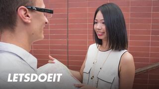 Jureka Del Mar ázsiai nőci leszopja a orbitális zsíros idegen fazt és jól meglovagolja