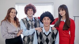 Forró anyacserélés – csini nagymellű milf-ek segítik összebarátkozni elkényeztetett mostohafiaikat