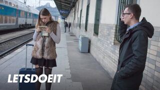 Selvaggia fiatal szuka felfogta Charlie Dean orbitális faszát egy gyors pov dugásra