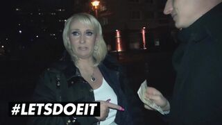 Kitty Wilder húsos milf hancúrozása a szexbuszon