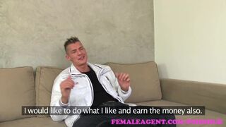 Femaleagent - a telhetetlen milf nem bírt lépést tartani a formás striptíző farkával a castingon