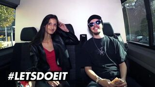 Sovány fekete bőrű Coco Kiss pénzért leszopja a méretes fekete fazt az autóban