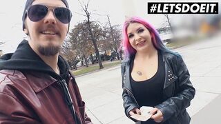 Aviva Rocks orbitális csöcsű svájci csajszi megdugja az idegent pénzért a buszon