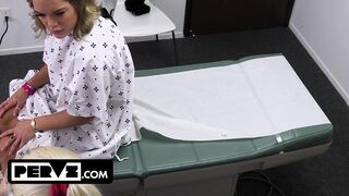 Mimi Monet nagyméretű fenekű ellenállhatatlan a méretes farkú orvosnál a rendelőben