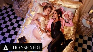 Mesebeli királynők Emma Rose és April Olsen vad strap-on fenék szexe