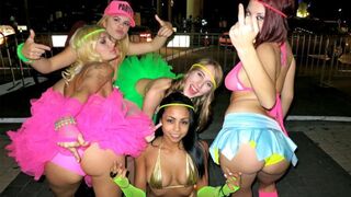 Party mind az örök buliban – forró tinédzser csajok bombázó mulatsága