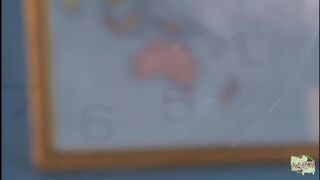 Pajkos fekete bőrű kis csaj csábítja professzorát és izgatottan tárt kínálja ázsiai puncáját a farkára