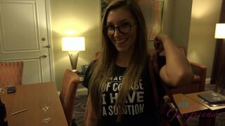 Moka megcsábít egy ital mellett, mielőtt öltözködik a forró randi éjszakára