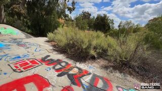 Isabella Jules forró fiatal kufircolása kültéren és krémes szállodai lyuk élvezete