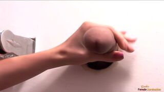 Magányos milf puncit simogatja mielőtt három glory hole dárdát kényeztet egyszerre