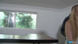 A szöszi tinédzser szexbomba megtörli a bazinagy fekete farkát