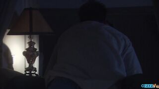 Tinédzser gádzsi cumizik és lovagol a farkon ágyban lefekvés előtt