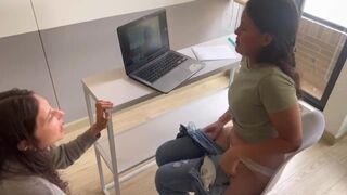 Bekapcsolt kamera alatt nyaldossa a puncimat a barinőm munkaértekezleten