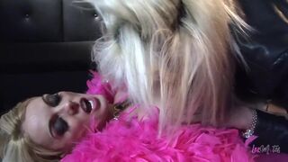 Forró világos szőke leszbi vaginája reszket meg a barinő nyelvétől és a vastag műdákóval