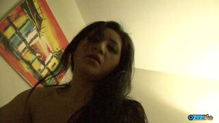 A közösülés előtt az arcába spriccelő nagyméretű kannás afró amerikai maca punciját kaszabolja a örömrúd