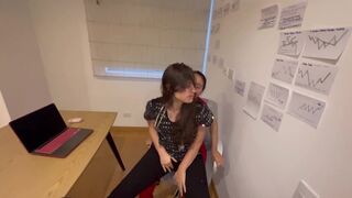 Az orvostanhallgató lány megcsal engem, és meztelenül kötünk ki az irodámban