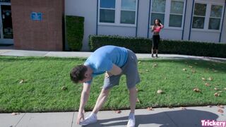 Demi Sutra ellenállhatatlan csavart tánccal csábítja Sam Shock izmos farkát