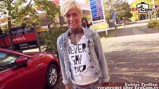 Utcán kufircolás német benzinállomáson: pov milf cidázás