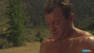 A motocross legenda leteszi a motort, hogy arcba élvezze a hamis tőgyes brúnét