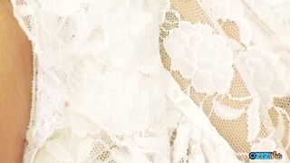 Bomba lezbi milf-ek dörzsölik és baszogatják puncik at a szexjátékokkal, amíg élveznek