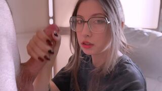 A lusta gamer tinédzser orálozza a fazsat és mellkasába vesz duggást