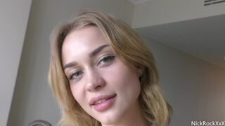 Loren Strawberry szűke tinédzser puncit anal dugással hódít a szállodában