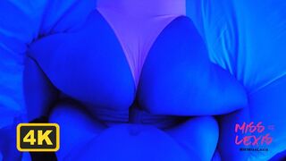 Forró dél amerikai háziasszony kolosszális mellekkel és bűbájos fennékkel élvezi a vad dugást