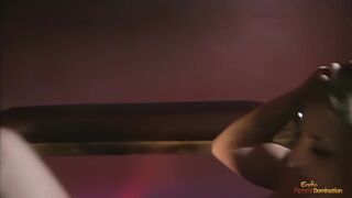 Világos Szőke csajszika megszívja a kolosszális fekete brét anal együttlét közben